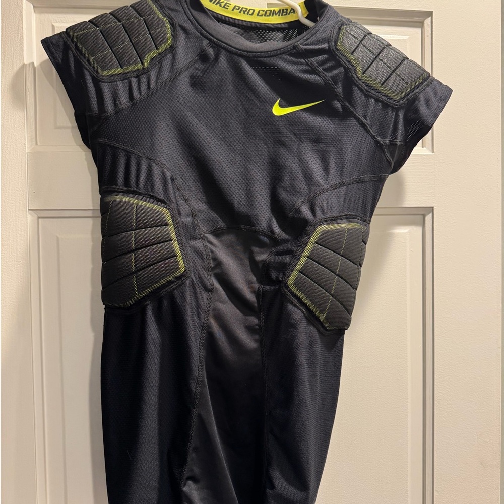 Nike Compression Performance shirt with rib and shoulder pads Men’s Medium.